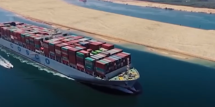 תעלת סואץ. צילום מסך מיוטיוב לקראת פתיחה: מצרים בחנה את הנתיב החדש של תעלת סואץ