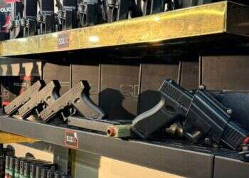 סופרמרקט לאמל"ח: פשיטה על חנות להפצת נשק וציוד צבאי ברמאללה