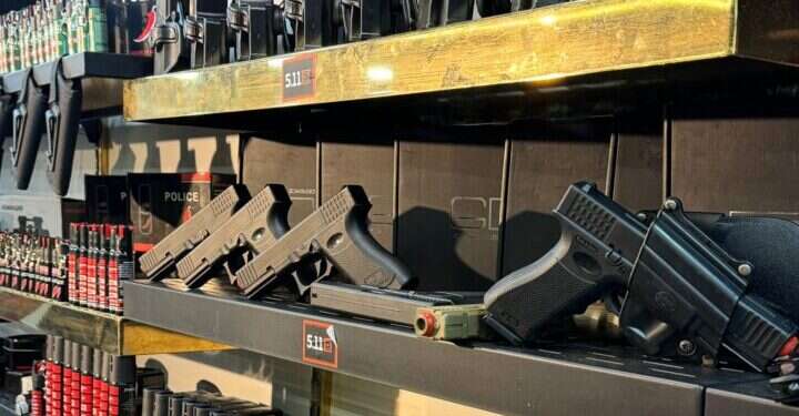 סופרמרקט לאמל"ח: פשיטה על חנות להפצת נשק וציוד צבאי ברמאללה