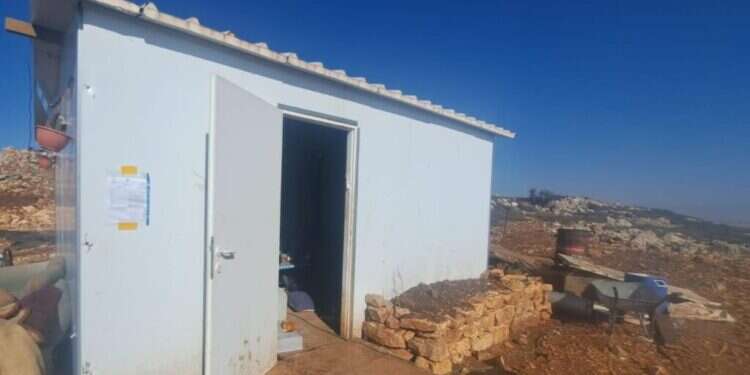 בית בגבעת שדה יונתן שבבנימין, עם צו ההריסה הגבעות בבנימין בכוננות: המנהל האזרחי חילק עשרות צווי פינוי