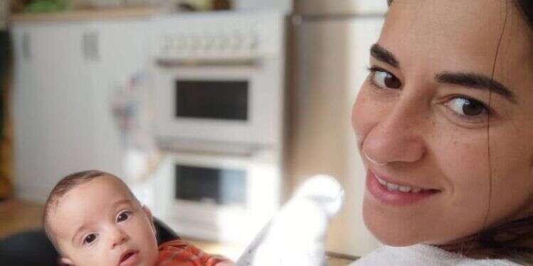 מוריאל אינדק יחד עם בנה. צילום: דוברות הדסה "נס גדול": אישה עברה בהצלחה ניתוח מוח במהלך היריון