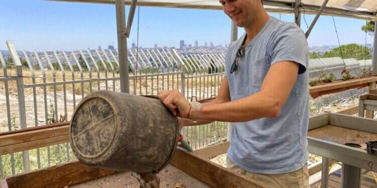 ג'ארד קושנר מסנן עפר בעיר דוד. צילום: יצחק דביר