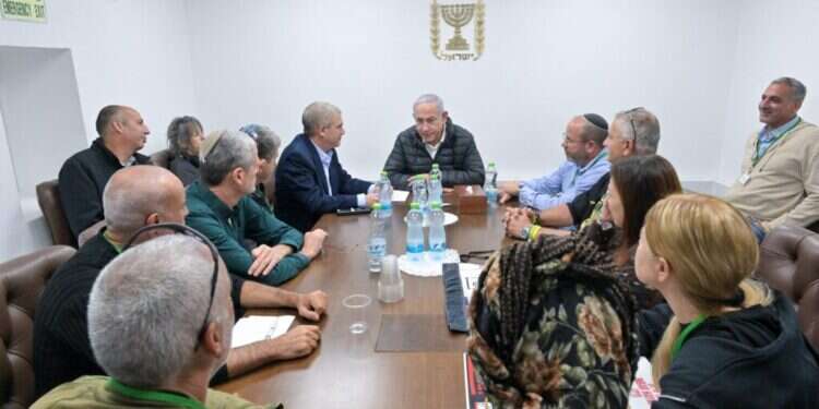 מפגש נציגי פורום תקווה עם ראש הממשלה נתניהו. צילום: קובי גדעון/לע "שחמאס לא ימשיך לאמלל אותנו": משפחות החטופים דורשות עסקה אחת לשחרור כולם