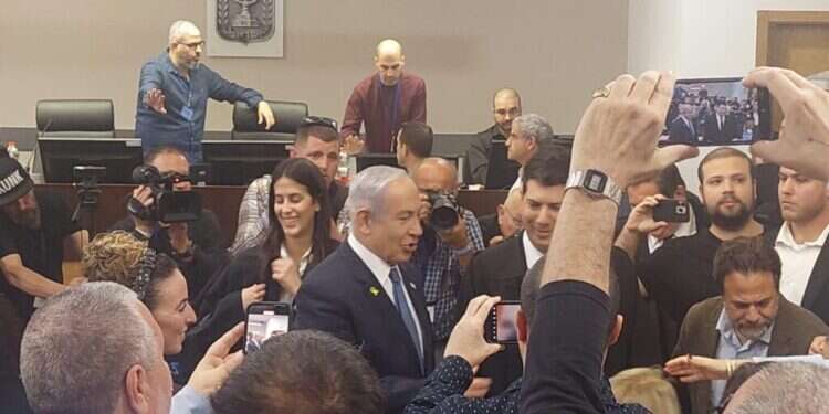 נתניהו מגיע להעיד בבית המשפט. צילום: שלמה פיוטרקובסקי "למה ראש הממשלה הופך לשפן ניסיונות?" נאום הפתיחה של פרקליט נתניהו