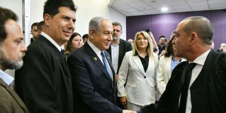 ראש הממשלה בנימין נתניהו ועורך דינו עמית חדד בבית המשפט לפני עדותו. צילום: ראובן קסטרו- פול וואלה עדות נתניהו: "להציג את החיים של שרה ושלי כנהנתנות – בושה וחרפה"