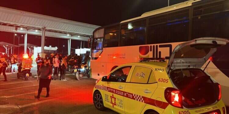 האוטובוס לעברו ירה המחבל בפיגוע בגוש עציון. צילום: מד ילד כבן 12 נרצח בפיגוע בגוש עציון: מצוד אחר המחבל