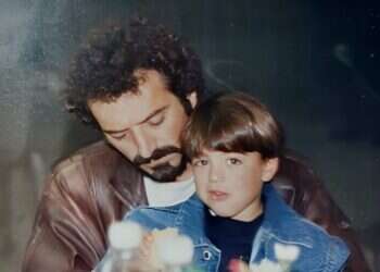 עמית בצעירותו עם איציק. צילום: באדיבות המשפחה "אני מרגיש שחטפו חלק ממני, אין דוד שקרוב אליי יותר מאיציק"