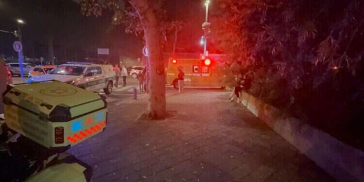 זירת נפילת הטיל בתל אביב. דוברות מד בליל שבת: עשרות פצועים קל בתל אביב מטיל ששוגר מתימן