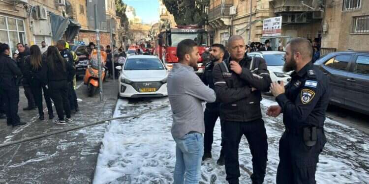 זירת האירוע. צילום: דוברות המשטרה עשרות נפגעים: שריפה במבנה מגורים בירושלים