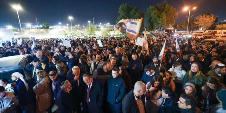 צילום: ארהל'ה קרומבי בדרישה לשחרר את הנגד ארי רוזנפלד: עצרת מחוץ לכלא איילון