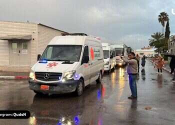 כשמאה חטופים עדיין בעזה: ישראל אפשרה לעשרות עזתים לצאת מהרצועה