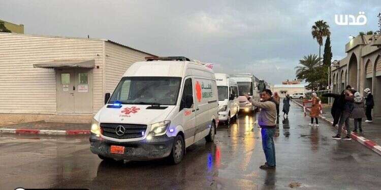 כשמאה חטופים עדיין בעזה: ישראל אפשרה לעשרות עזתים לצאת מהרצועה