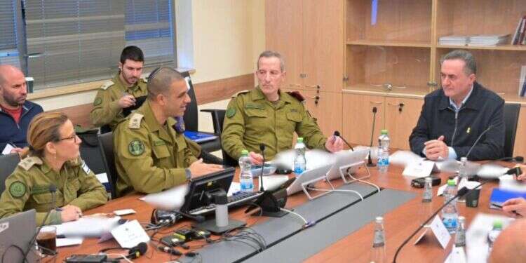 כ"ץ התחייב: נקים מסגרות לחיילים חרדים שישמרו על אורח חייהם הדתי