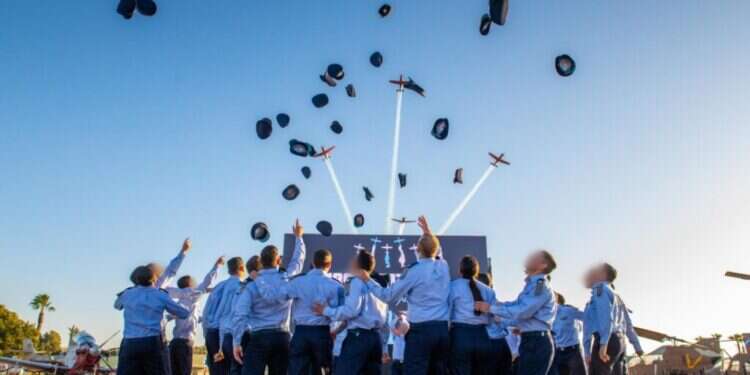 אתה רוצה שבתוך מכונת המלחמה יהיו אנשים ערכיים, שיעמדו באתגרים ובקשיים. בוגרי הקורס, שלשום. צילום: דובר צה מפקד בית הספר לטיסה: "לצוערים מהפריפריה יש חוסן גבוה יותר"