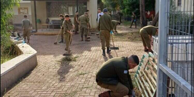 משקמים את הצפון ומפנים נפלים. צילום: דובר צה לקראת חזרת התושבים לצפון: צה"ל יצא למבצע ניקיון ופינוי נפלים