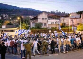 תלמידי ישיבת קריית־שמונה בריקודים בעיר, ביום שני. צילום: אריק סולטן