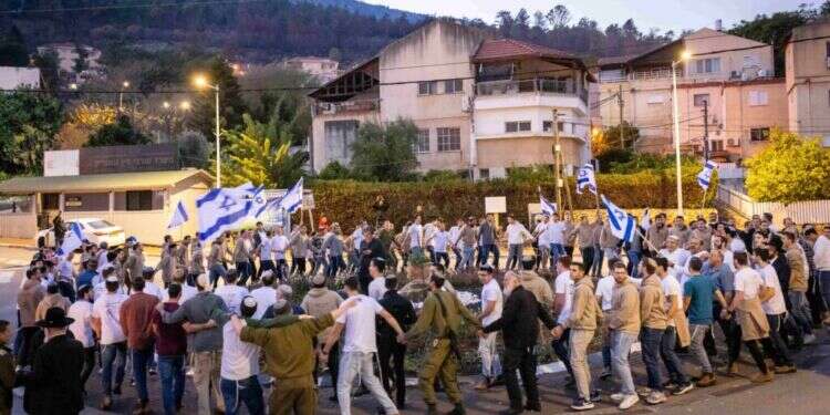 תלמידי ישיבת קריית־שמונה בריקודים בחזרה לעיר, בתחילת החודש. צילום: אריק סולטן תלמידי ישיבת קריית־שמונה בריקודים בעיר, ביום שני. צילום: אריק סולטן
