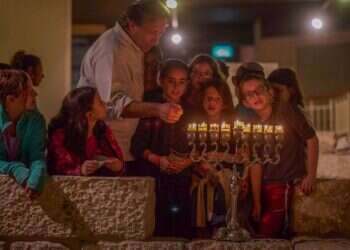 סיור חנוכיות ברובע. קרדיט: ארכיון תיירות הרובע חנוכה של תקווה: פעילויות משפחתיות ומעוררות תקווה לחג הקרוב