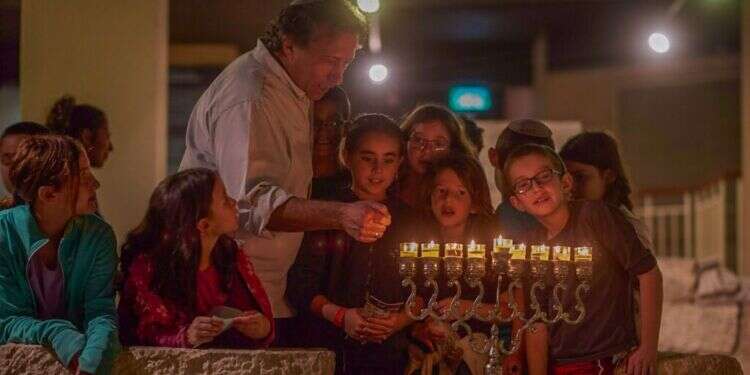 סיור חנוכיות ברובע. קרדיט: ארכיון תיירות הרובע חנוכה של תקווה: פעילויות משפחתיות ומעוררות תקווה לחג הקרוב