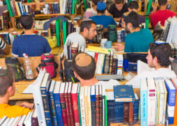 רוחות השינוי באו לידי ביטוי בספרים שעל השולחנות. צילום: יהושע יוסף