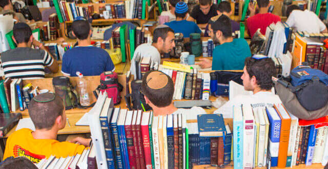 רוחות השינוי באו לידי ביטוי בספרים שעל השולחנות. צילום: יהושע יוסף רוחות השינוי באו לידי ביטוי בספרים שעל השולחנות. צילום: יהושע יוסף
