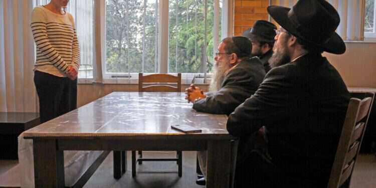 משלחת רבנים נשלחה לבדוק את כשרות הגיורים. צילום: שאטרסטוק משלחת רבנים נשלחה לבדוק את כשרות הגיורים. צילום: שאטרסטוק