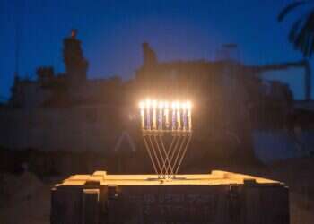 הדלקת נרות בעזה, חנוכה תשפ"ד. צילום: שאטרסטוק