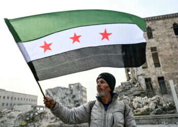 דגל האופוזיציה הסורית מונף במצודת חאלב בצפון סוריה. צילום: איי.אף.פי