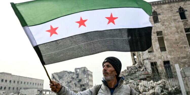 דגל האופוזיציה הסורית מונף במצודת חאלב בצפון סוריה. צילום: איי.אף.פי דגל האופוזיציה הסורית מונף במצודת חאלב בצפון סוריה. צילום: איי.אף.פי