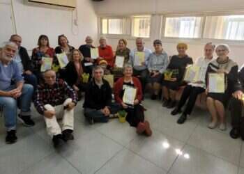 חברי מיזם אנו באנו המתנדבים בעיר ערד. צילום: באדיבות אנו באנו