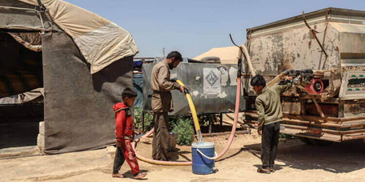 הנושא הכי מטריד בסוריה. חלוקת מים באידליב. צילום: גטי אימג'ס