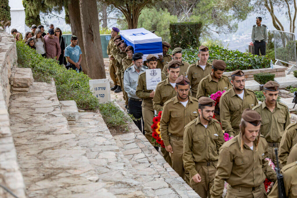 "עמר הכי קרוב אליי כשאני בבית שלנו, לא בהר הרצל". ההלוויה בחודש שעבר. צילום: נעמה שטרן