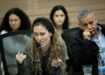 אביטל, אשתו של הנגד העצור, בדיון בכנסת ביום שלישי. צילום: חיים גולדברג, פלאש 90