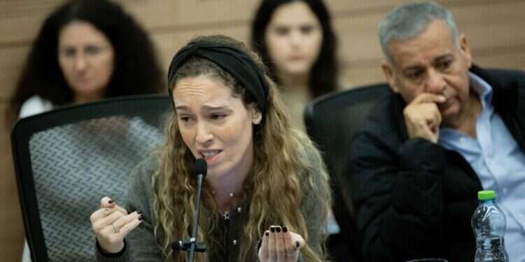 אביטל, אשתו של הנגד העצור ארי רוזנפלד, בדיון בכנסת. צילום: חיים גולדברג, פלאש 90 אביטל, אשתו של הנגד העצור, בדיון בכנסת ביום שלישי. צילום: חיים גולדברג, פלאש 90