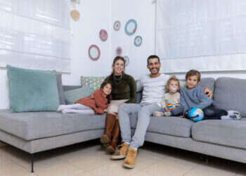 משפחת ארונסון, בארות־יצחק. צילום: יוסי אלוני