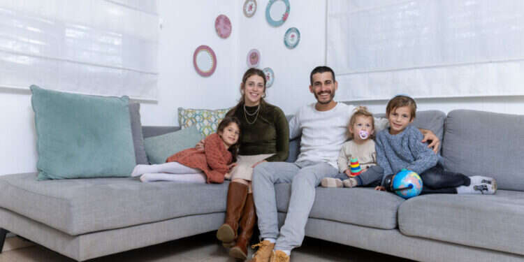 משפחת ארונסון, בארות־יצחק.  צילום: יוסי אלוני
 משפחת ארונסון, בארות־יצחק. צילום: יוסי אלוני