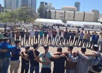 מפגש עם החברה הישראלית. תלמידי ישיבת גבעת שמואל בכיכר החטופים. צילום: מרכז ישיבות ואולפנות בני עקיבא