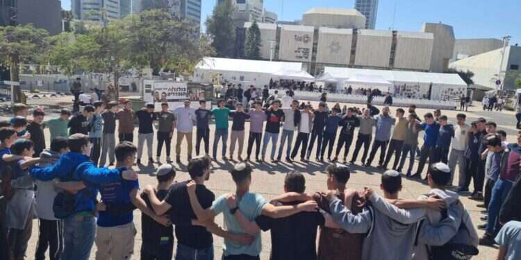 מפגש עם החברה הישראלית. תלמידי ישיבת גבעת שמואל בכיכר החטופים. צילום: מרכז ישיבות ואולפנות בני עקיבא