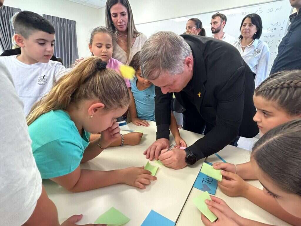 השר קיש בבי"ס שהוקם לילדי מפונים בכורזים. צילום: דוברות משרד החינוך