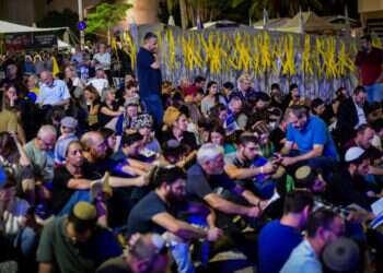 להגביר את הסולידריות. תפילה בכיכר החטופים. צילום: אבשלום ששוני, פלאש 90