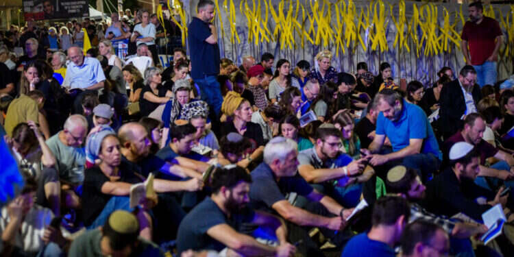 להגביר את הסולידריות. תפילה בכיכר החטופים. צילום: אבשלום ששוני, פלאש 90 להגביר את הסולידריות. תפילה בכיכר החטופים. צילום: אבשלום ששוני, פלאש 90