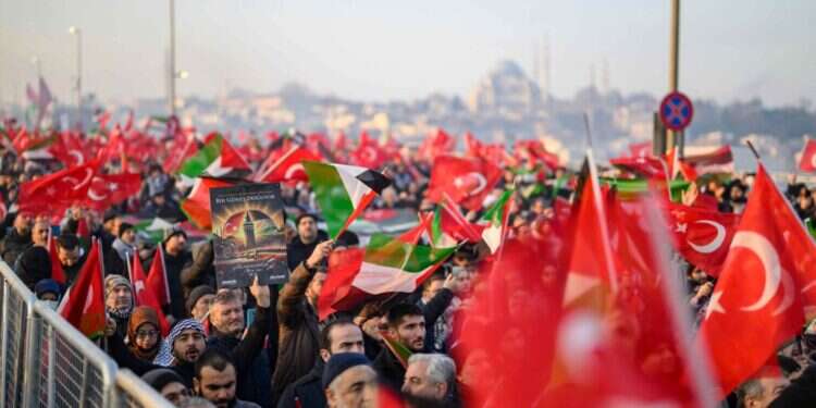 הפגנה נגד ישראל בטורקיה. צילום: איי.אף.פי
 הפגנה נגד ישראל בטורקיה, שלשום. צילום: איי.אף.פי