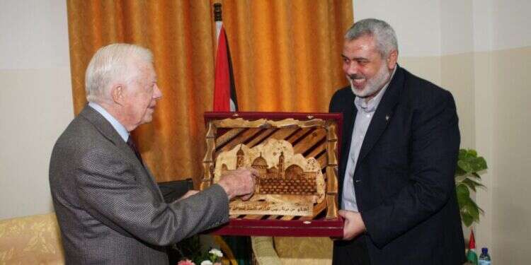 הנייה מגיש מזכרת לקרטר בביקורו בעזה ב־2009. צילום: איי.אף.פי