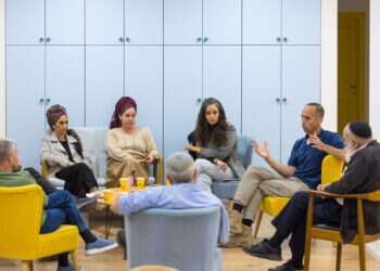 מימין לשמאל: הרב ראובן נתנאל, הראל רביד, ליאור אביאל־פרץ, תהילה ויינשטיין, מלכית שפיגל ועופר דורון. צילום: לירון מולדובן