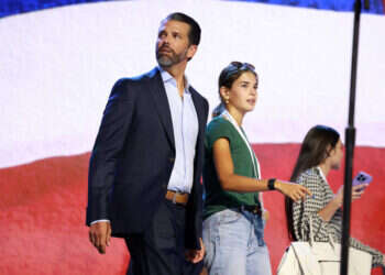 מעניין איזה מקום יתפוס בעסק המשפחתי. דונלד טראמפ ג'וניור עם בתו קאי. צילום: AFP