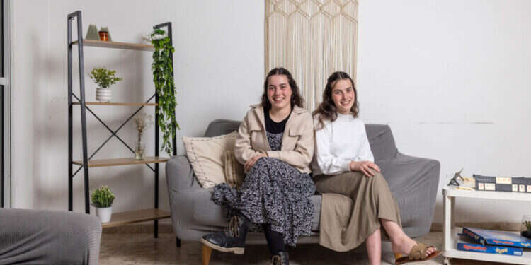 נעמי ובת־שבע סטפלמן. גבעת־שמואל. צילום:אבישג שאר־ישוב נעמי ובת־שבע סטפלמן. גבעת־שמואל. צילום:אבישג שאר־ישוב