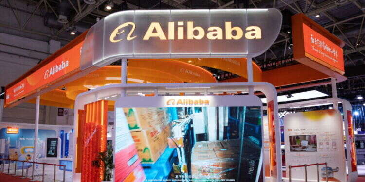 עמדת עליבאבא בתערוכה בסין. צילום: EPA נכנסת לתחרות ה-AI: עליבאבא השיקה בינה מלאכותית "מתקדמת"