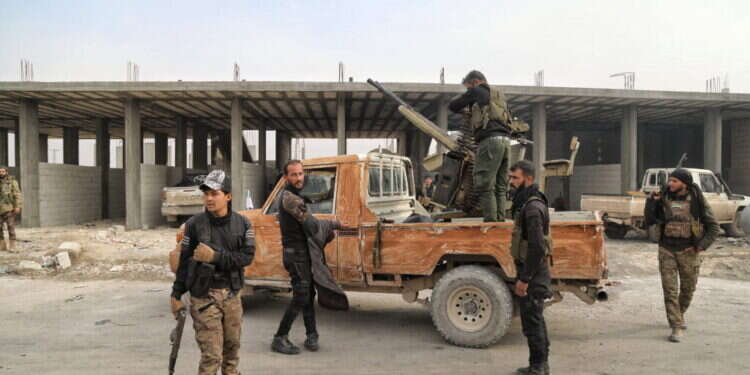 לוחמי הכוחות הסורים הדמוקרטיים. צילום: EPA יותר מ-100 הרוגים בקרבות בין כוחות פרו-טורקיים לכוחות כורדיים