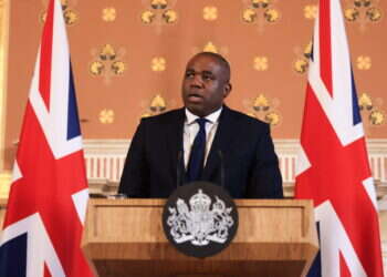 "מיזוגן, וסוציופת" הפך ל-"מלא בחן": בריטניה מתחנפת לטראמפ