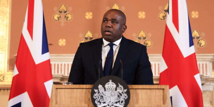 "מיזוגן, וסוציופת" הפך ל-"מלא בחן": בריטניה מתחנפת לטראמפ